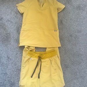 XXS figs set in Gold